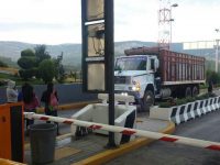 Normalistas toman Caseta de Coixtlahuaca