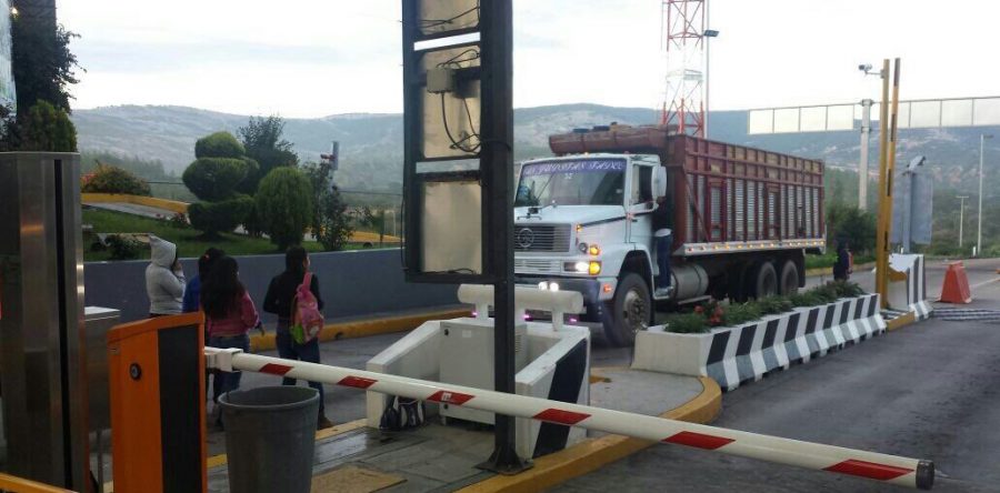 Normalistas toman Caseta de Coixtlahuaca