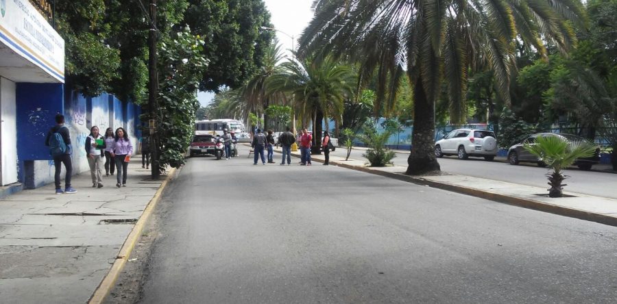 Padres de Familia de la Técnica 1 bloquearon crucero del estadio de Béisbol.