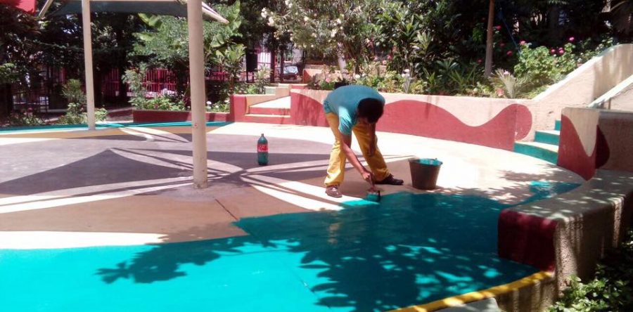 Cuadrilla multidisciplinaria continúa trabajos en parques públicos