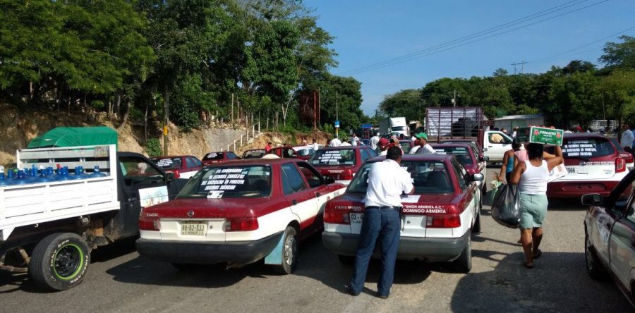 Cierran taxistas carreteras de Pinotepa Nacional.