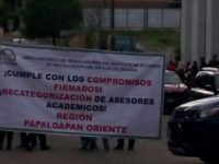 Trabajadores del SUTIEBO protestan en sus oficinas.