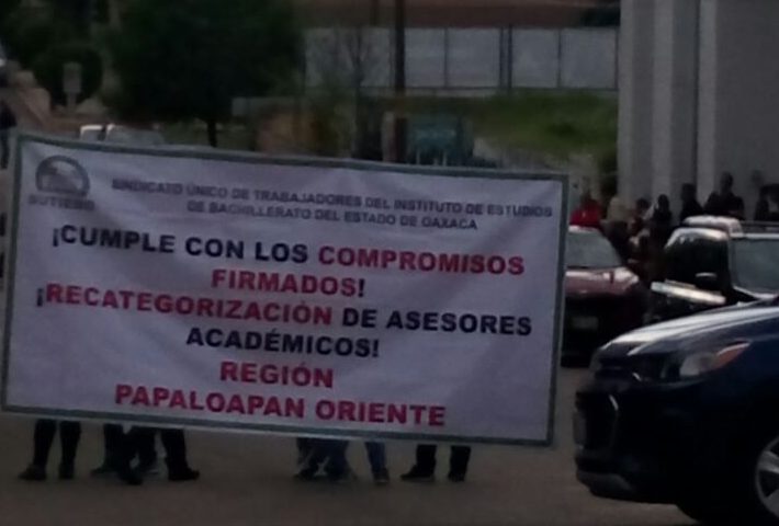 Trabajadores del SUTIEBO protestan en sus oficinas.