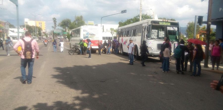 Normalistas y S-22 bloquean calles de la Capital.