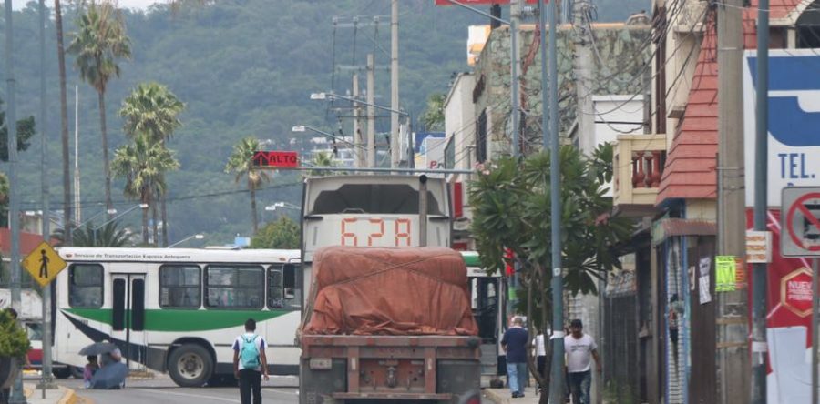 Bloquean maestros de la Costa crucero del estadio de béisbol.
