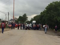 Bloquean padres de familia la Av. Gómez Morín
