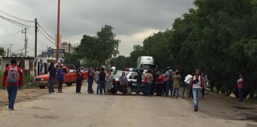 Bloquean padres de familia la Av. Gómez Morín