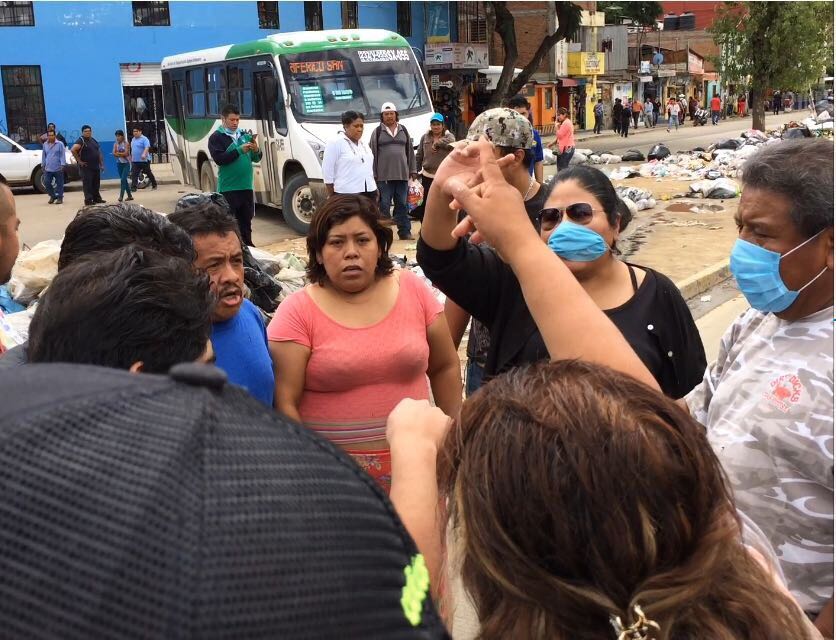 Comerciantes de la central bloquean para exigir el retiro de la basura