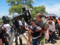 Miles de oaxaqueños disfrutan del eclipse parcial de sol