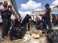 Funcionarios municipales salen a las calles a recoger la basura.