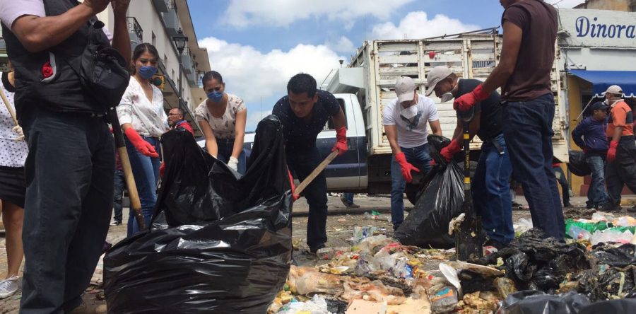 Funcionarios municipales salen a las calles a recoger la basura.