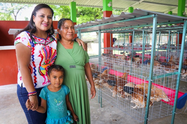 Karina Barón cumple con familias en siete municipios de  la Cuenca del Papaloapan