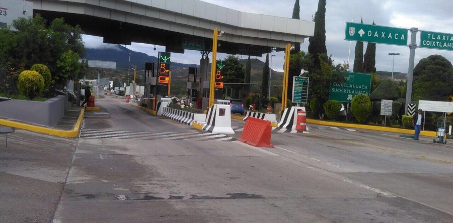 Normalistas toman caseta de Suchixtlahuaca