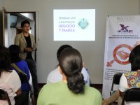 Instruyen a capitalinos sobre ventajas y desventajas de un negocio familiar