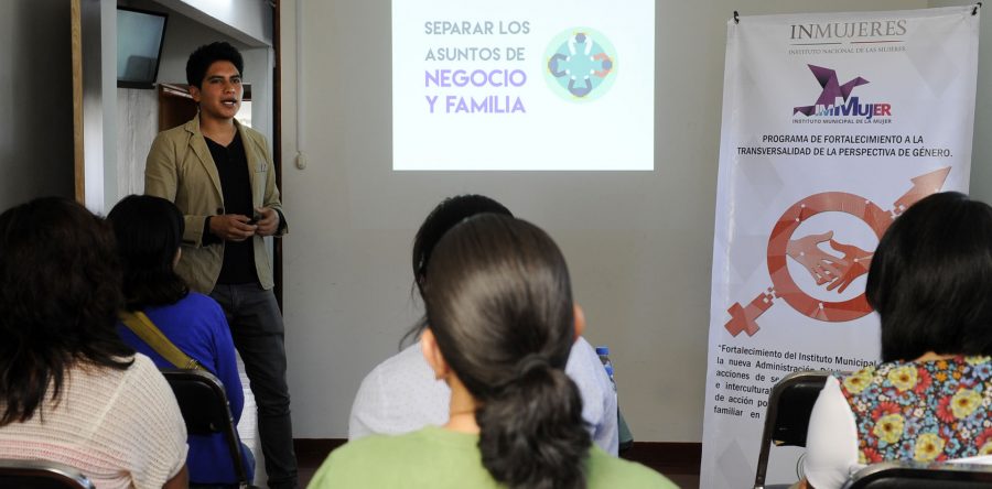 Instruyen a capitalinos sobre ventajas  y desventajas de un negocio familiar