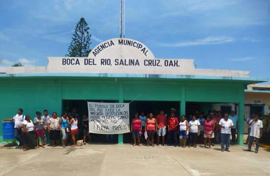 Pobladores de Boca del Río protestan en su agencia.