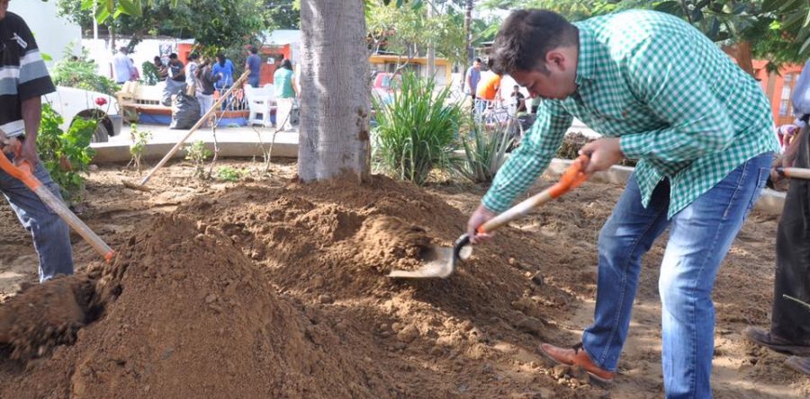Raúl Cruz encabeza los “Domingos de Tequio” en la Agencia de Santa María Ixcotel”