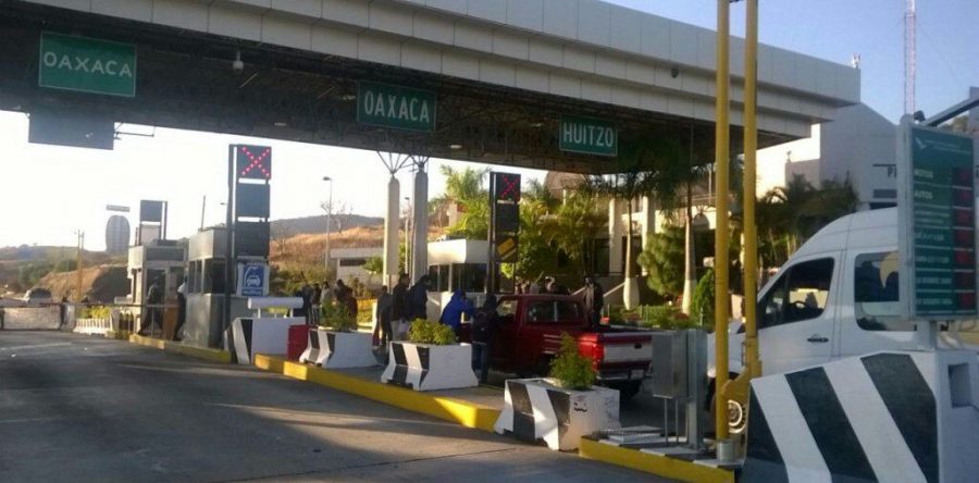 Maestros de Educación Inicial de la S-22 toman Caseta de Huitzo