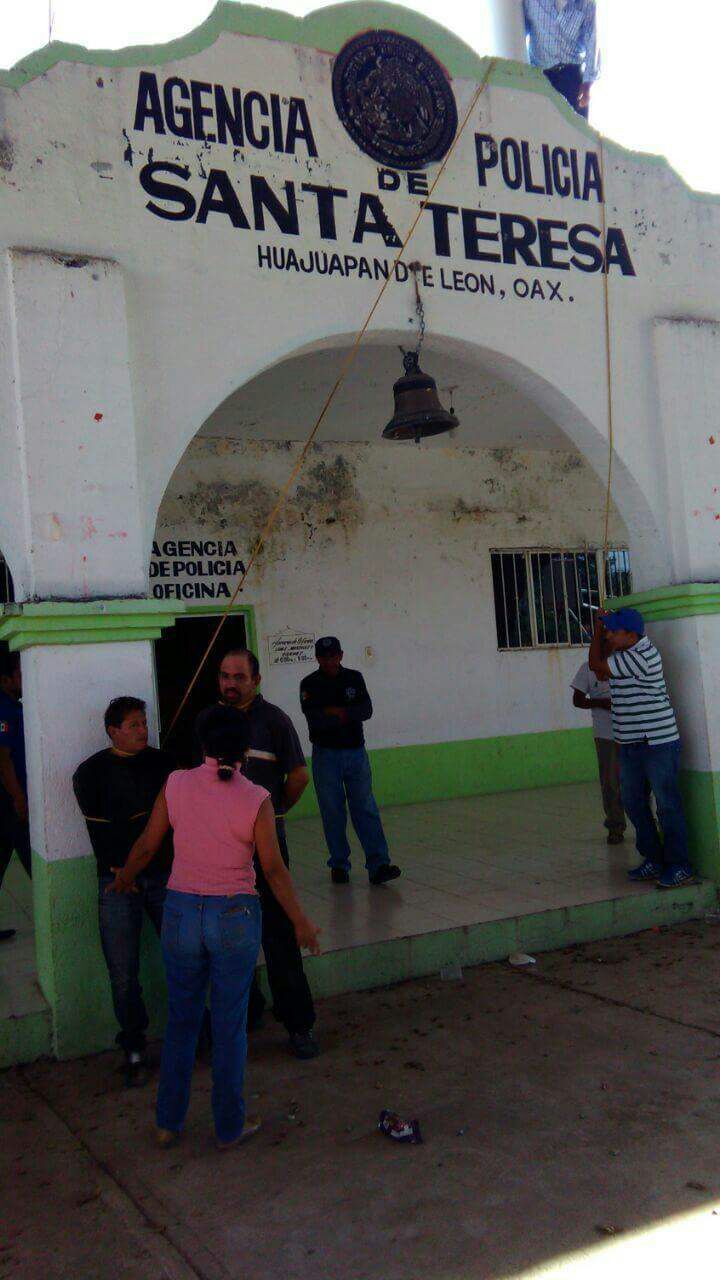 Exhiben y amarran a dos presuntos ladrones en Huajuapan de León