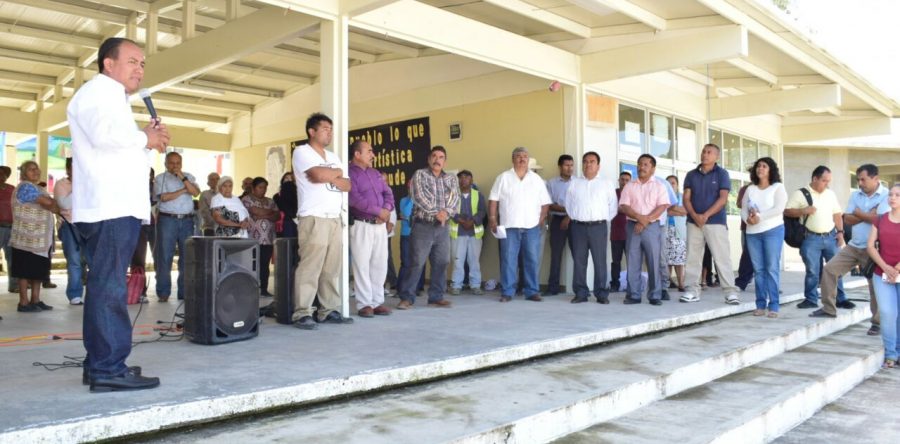 Sergio López Sánchez visita Silacayoapan para entregar resultados.