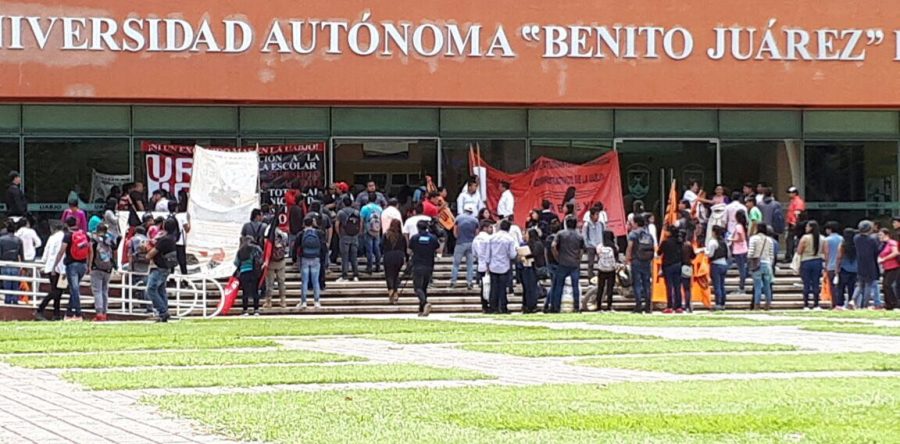 Estudiantes rechazados protestan en Ciudad Universitaria.