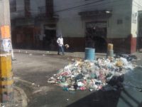 Capitalinos cierran calles de la ciudad con basura