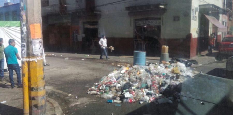 Capitalinos cierran calles de la ciudad con basura