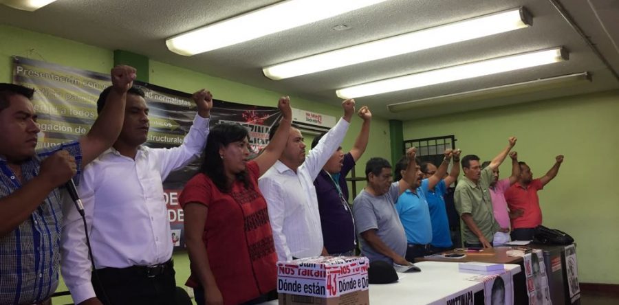 Anuncian familiares de normalistas desaparecidos de Ayotzinapa jornada de lucha en el país.