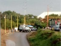 Tomateros bloquean Riveras del Atoyac.