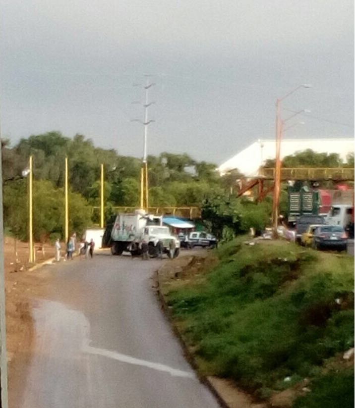 Tomateros bloquean Riveras del Atoyac.