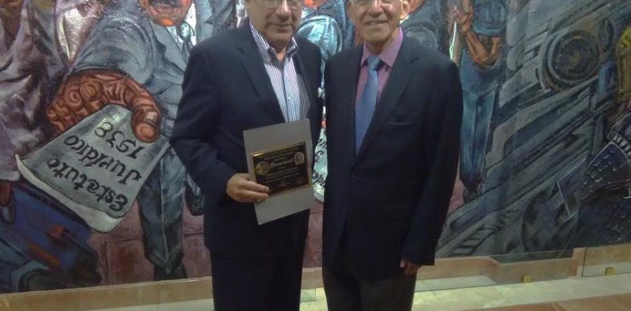 Reconocen 45 años de labor periodística de Raúl Castellanos