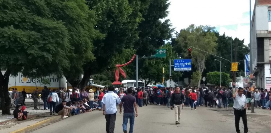 Normalistas marchan en rechazo a la visita de EPN