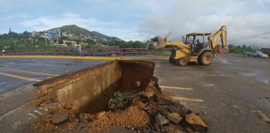 Por Socavón cierran puente de la Ex garita