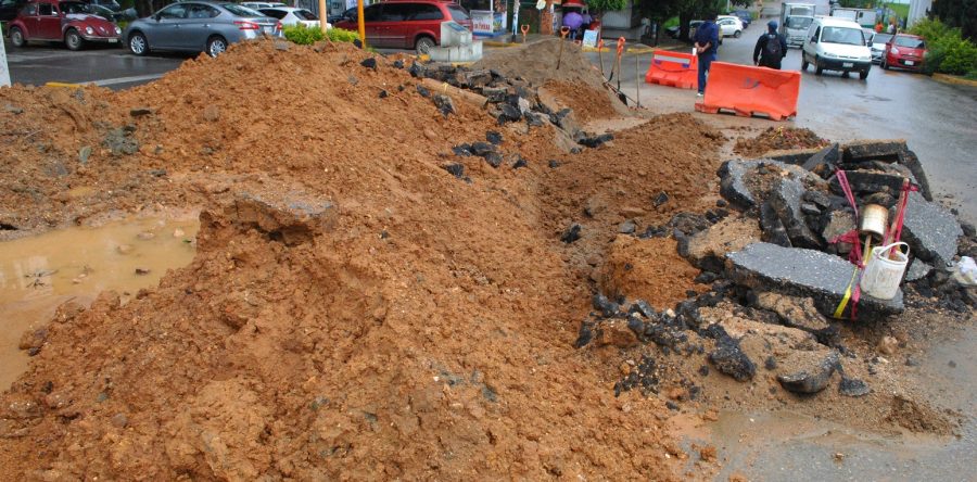Atienden Protección Civil Municipal y SAPAO socavones originados por las lluvias