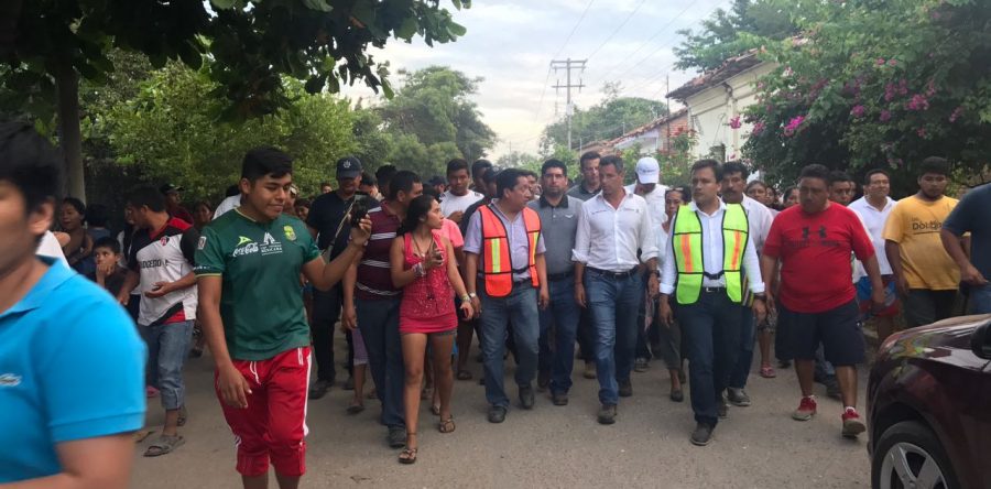 Atiende Alejandro Murat familias afectadas de San Francisco Ixhuatán