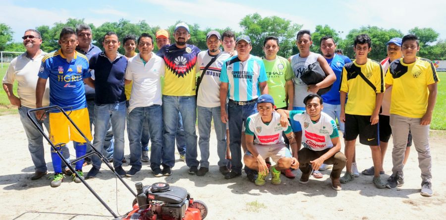 Entrega José Carlos Fuentes equipo para mantenimiento de canchas de fútbol de El Espinal
