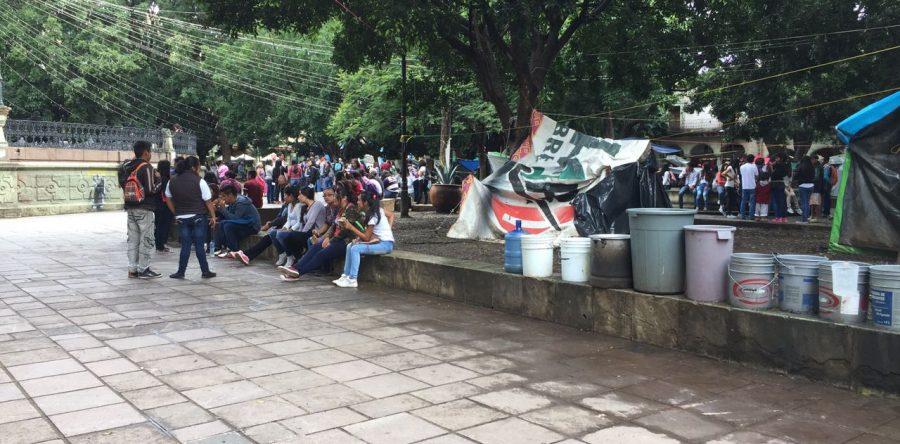 Normalistas protestan a 3 años de lo sucedido en Ayotzinapa.