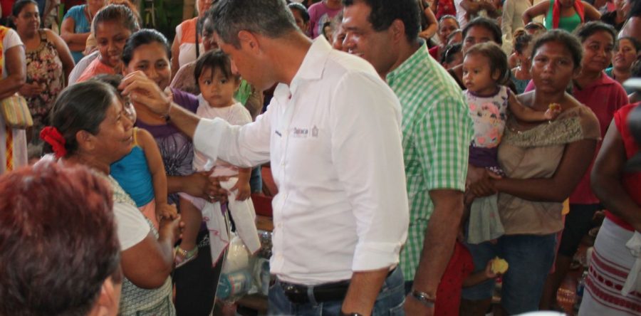 Recorre Alejandro Murat calles y viviendas en Santo Domingo Zanatepec