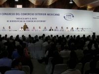 Arriba Peña Nieto a Oaxaca en medio de sonidos de cohetones