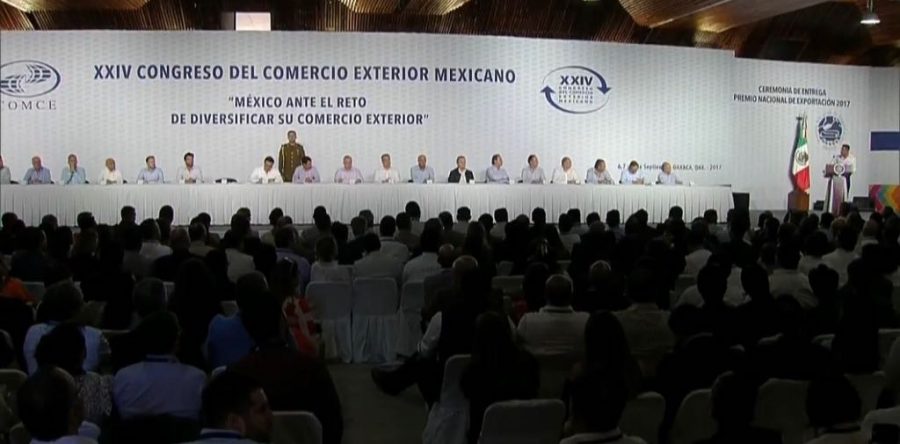 Arriba Peña Nieto a Oaxaca en medio de sonidos de cohetones