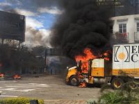 Un helicóptero dañado, carros incendiados y más de cuatro bloqueos, saldo de visita EPN