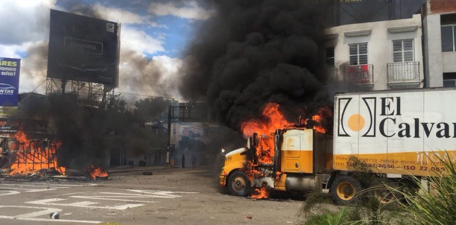 Un helicóptero dañado, carros incendiados y más de cuatro bloqueos, saldo de visita EPN