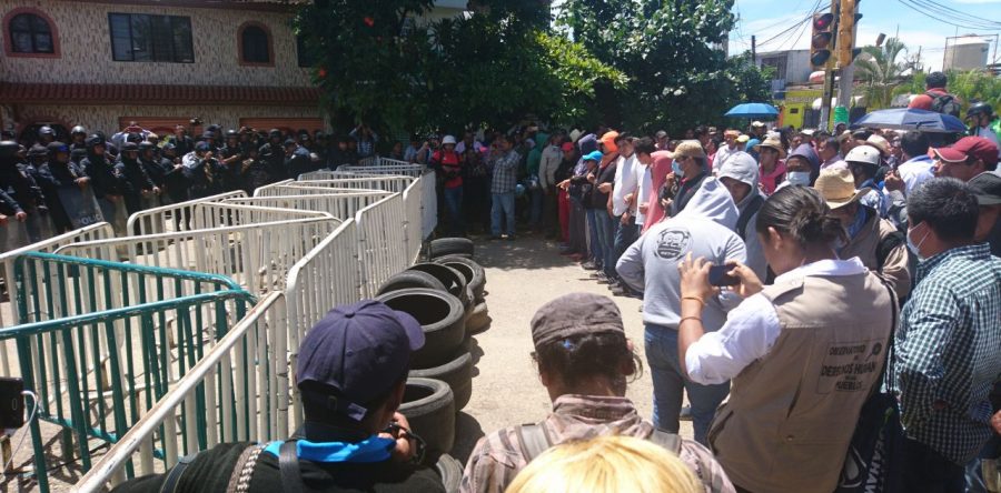 Prenden maestros fuego a neumáticos y se jalonean con cetemistas