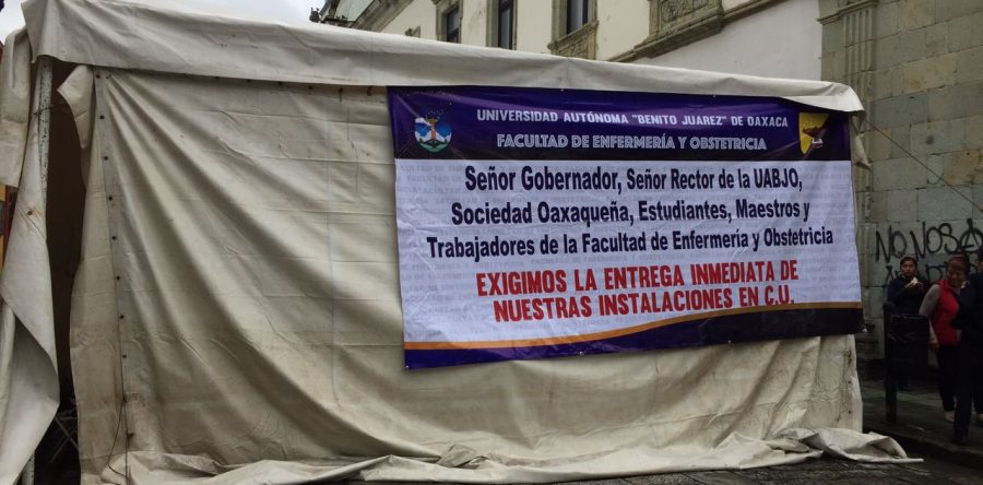 Jóvenes de Enfermería de la UABJO siguen en el andador turístico