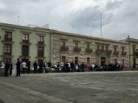 Toman universitarios clases en las calles para exigir respuestas a sus demandas