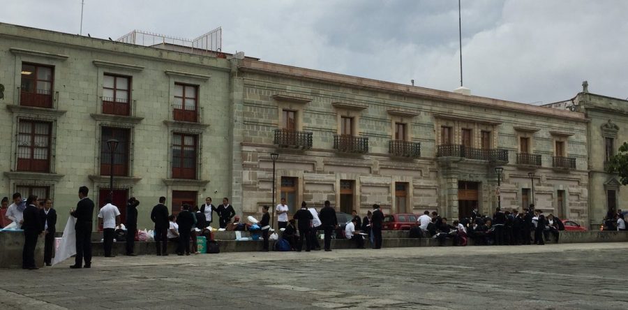 Toman universitarios clases en las calles para exigir respuestas a sus demandas