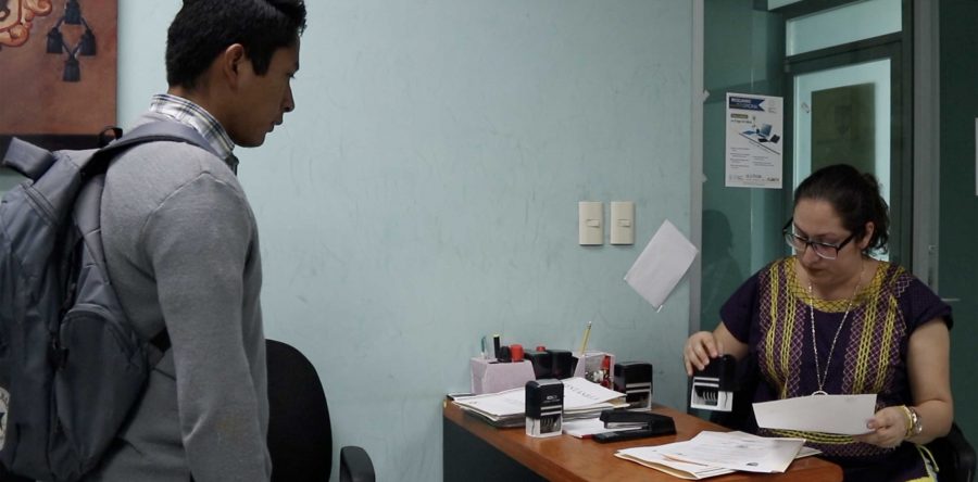 Servicios Escolares y Social UABJO atienden en edificio “A” de Rectoría