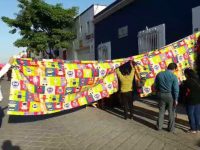 Reciben niños clases en calles ante riesgo de sus inmuebles