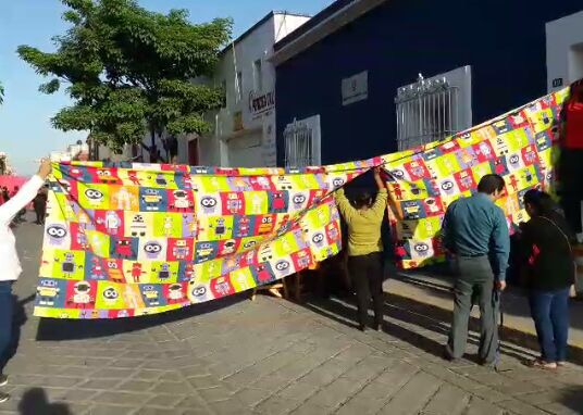 Reciben niños clases en calles ante riesgo de sus inmuebles