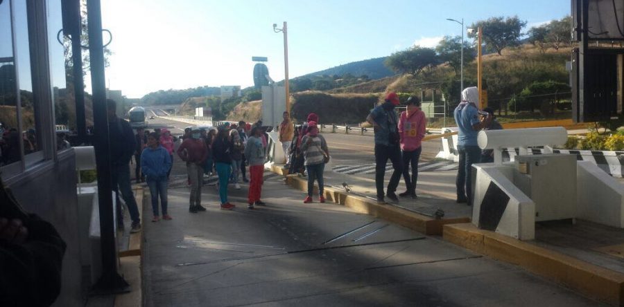 Normalistas se apoderan de la Caseta de Huitzo